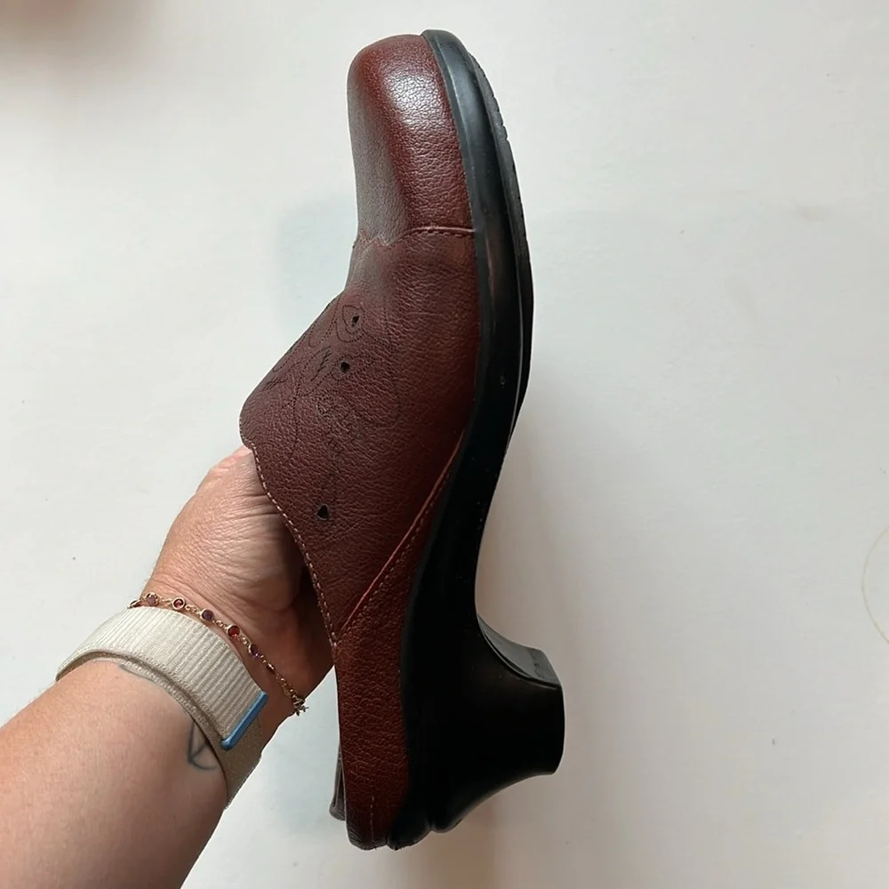 Aravon - 8.5, leather clog style slip on - Picture 6 of 7
